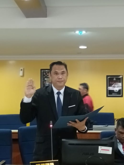 东：淡马鲁市议会13名新届市议员在市议会举行宣誓就职仪式。