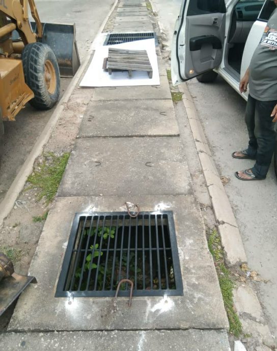 东：淡马鲁市议会委任承包商修复文德甲市区淡马鲁路5幅新的沟渠铁盖