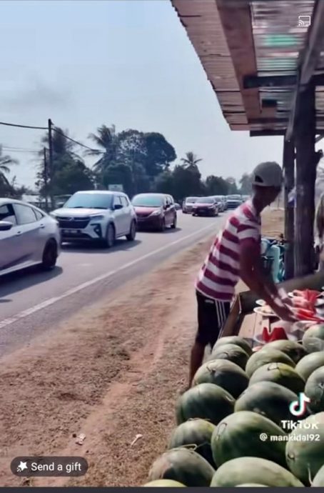 东：西瓜摊贩免费赠送西瓜给困在车龙的民众，减缓他们受困的烦躁心情。