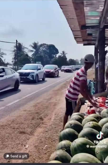 東：西瓜攤販免費贈送西瓜給困在車龍的民眾，減緩他們受困的煩躁心情。