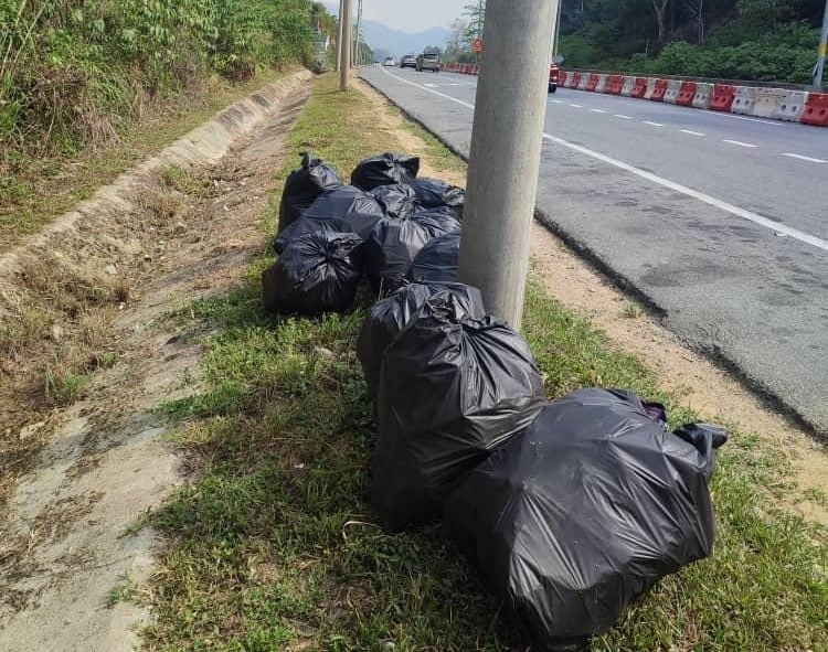 东：话望生和默拉波交接处的中枢大道旁再现垃圾，话望生县议会昨日又派员清理。 