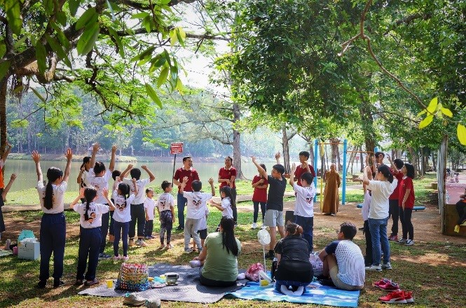 东：马来西亚佛光山东海协会带领三个分会，主办佛光家庭日及儿童家长出游野餐，共吸引了200名参与者