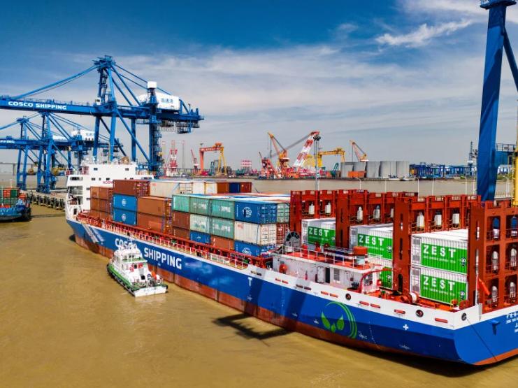 中国造全球最大纯电动集装箱船投入运作