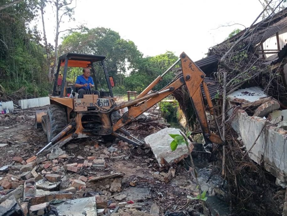 也朗区州议员共同展开清理行动 解决废弃工厂沟墙倒塌垃圾堆积问题