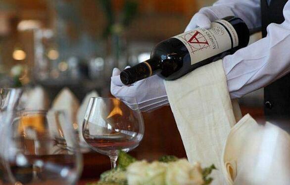低头族来“排毒”！ 意大利餐厅向不看手机的顾客免费供酒
