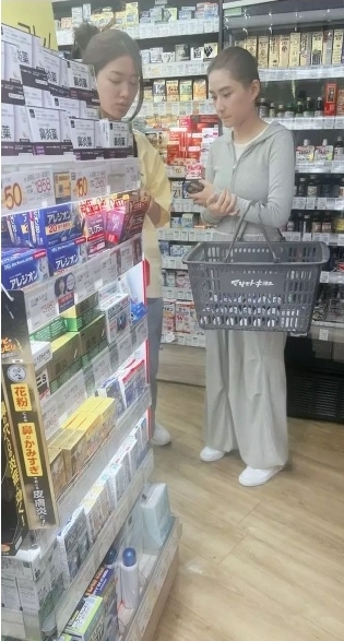 何超莲日本药妆店扫货 购物篮装满1物惹网好奇