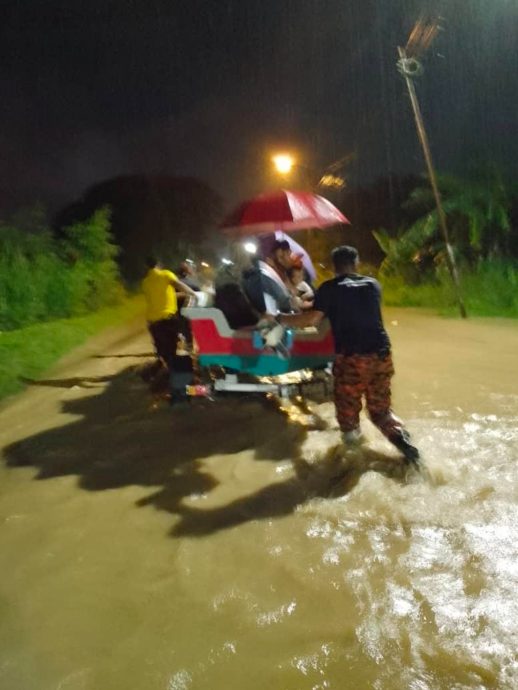 供星洲网：3小时豪雨，森州多区水灾，50灾黎安顿临时救灾中心