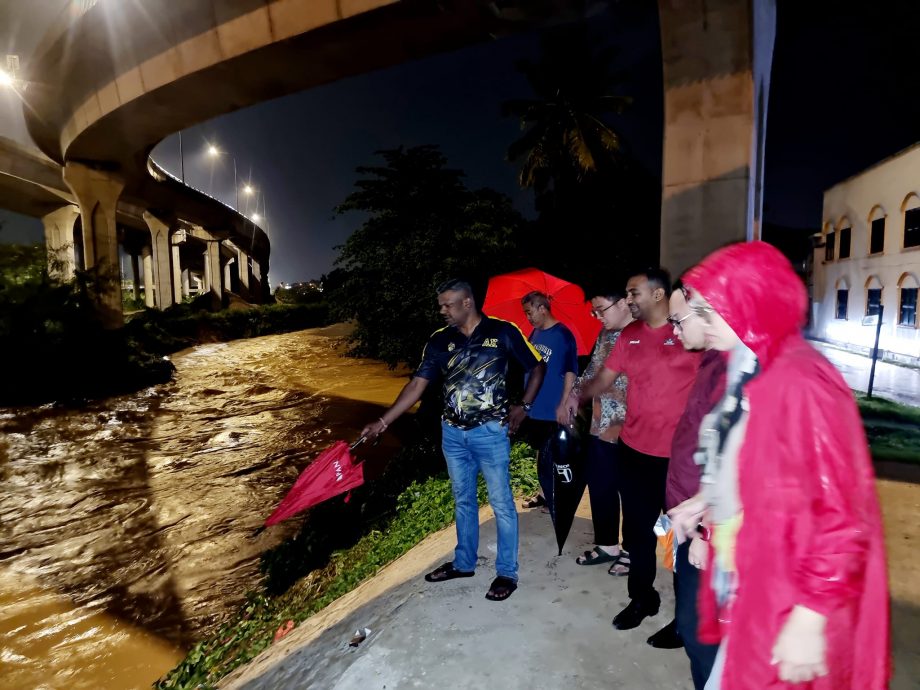 供星洲網：芙蓉多區遭遇突發水災，議員下場巡視