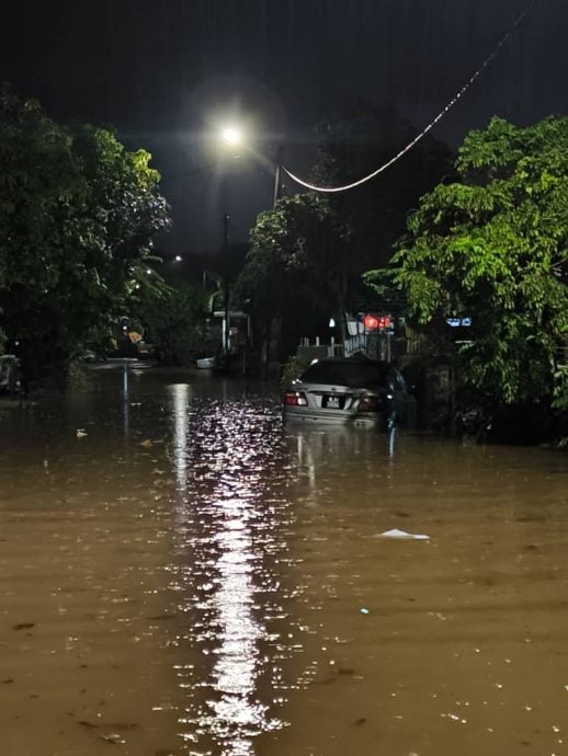供星洲网：芙蓉多区遭遇突发水灾，议员下场巡视