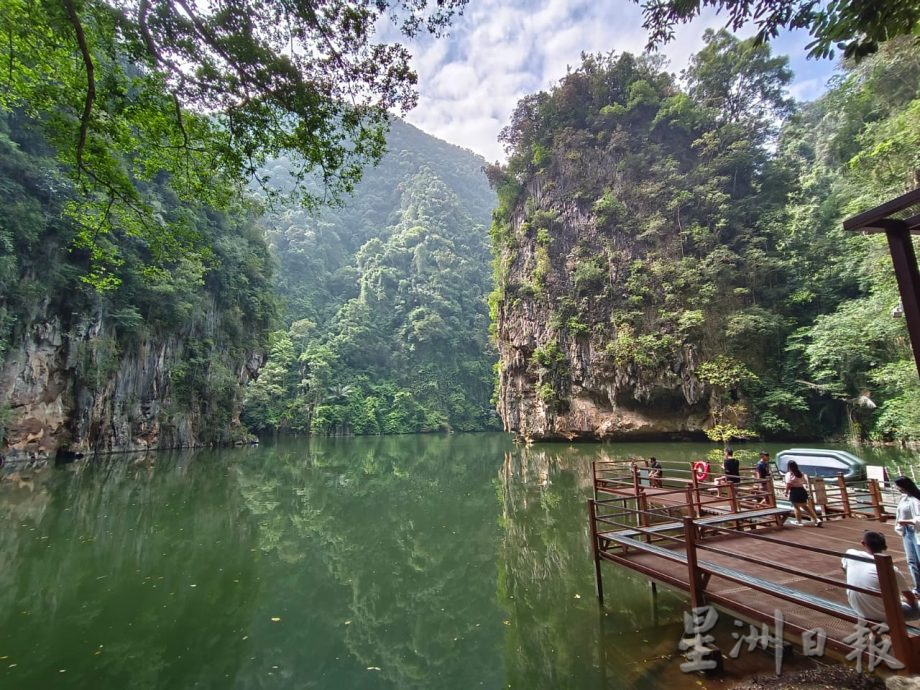 做好措施防落石 岩洞景点人潮不减