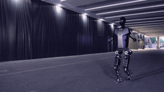 全球首个  拟人奔跑人形机器人“天工”时速6公里