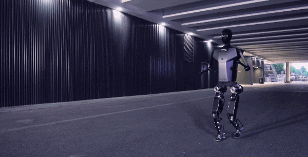 全球首个  拟人奔跑人形机器人“天工”时速6公里