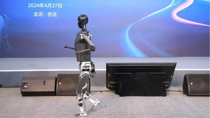 全球首个拟人奔跑人形机器人    “天工”奔跑时速6公里