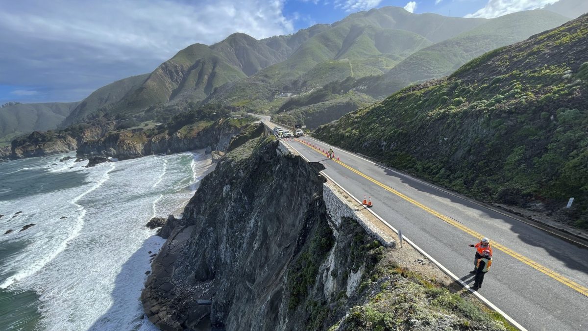  加州高速公路部份崩塌坠海 2000人被困