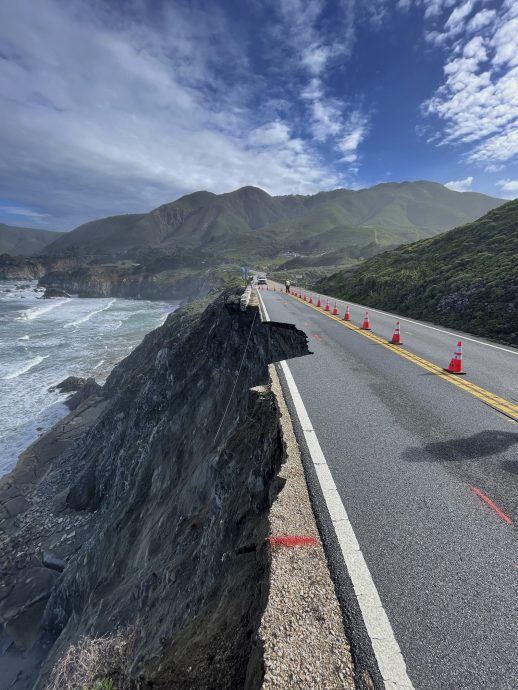  加州高速公路部份崩塌坠海 2000人被困