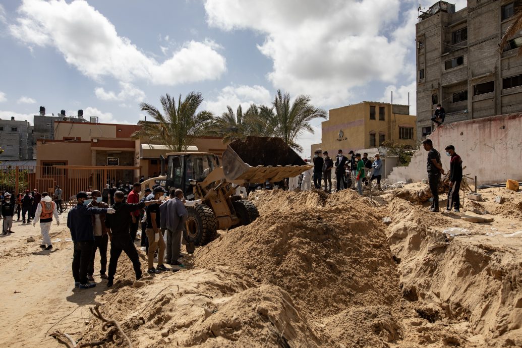 加沙医院乱葬岗发现近300具遗体 有“酷刑和虐待痕迹” 
