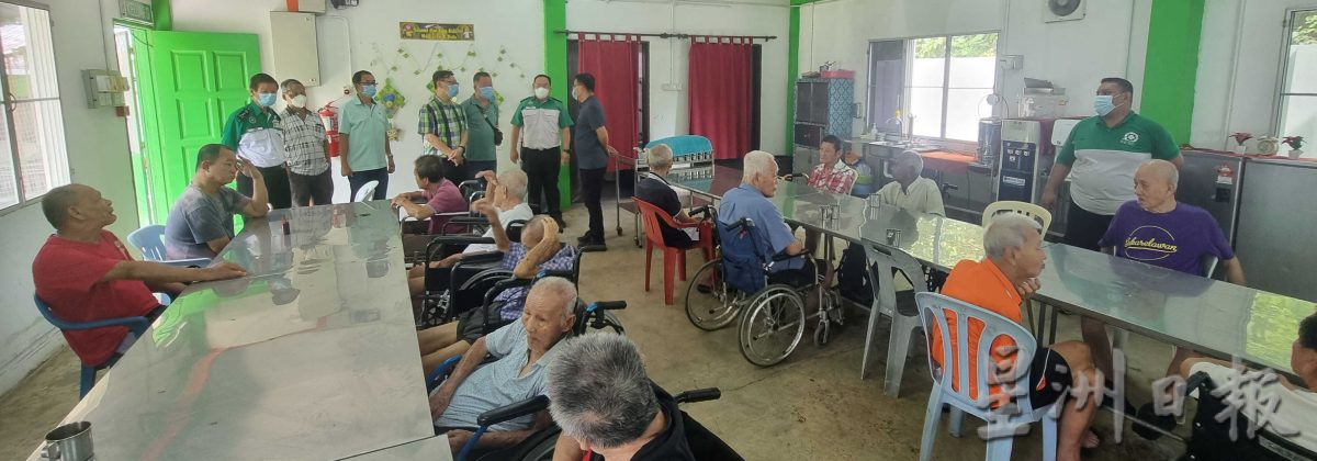 华联5毕业生献爱心赠救伤队看护院轮椅及午餐
