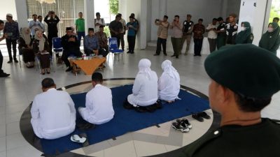 印尼4男女“婚外性行为”打20鞭　 皮开肉绽 杀鸡儆猴