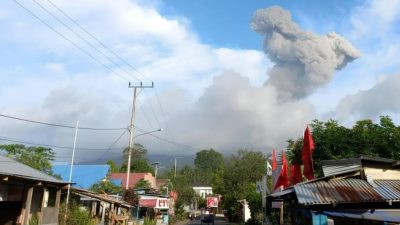 印尼东部群岛火山喷发 火山灰冲天3公里