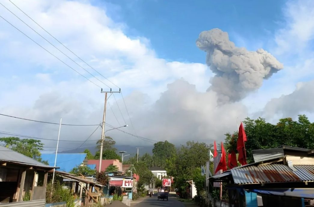 印尼东部群岛火山喷发 火山灰冲天3公里