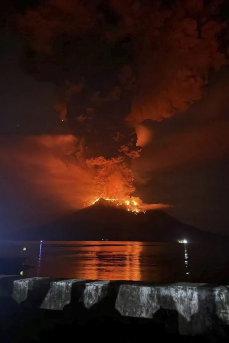 印尼火山喷发后 当局发布海啸预警