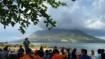 印尼火山爆发 当局发布海啸预警