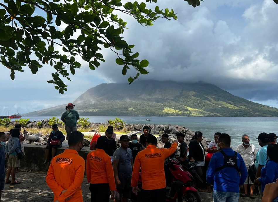 印尼火山喷发后 当局发布海啸预警