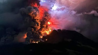 印尼火山爆发 当局发布海啸预警