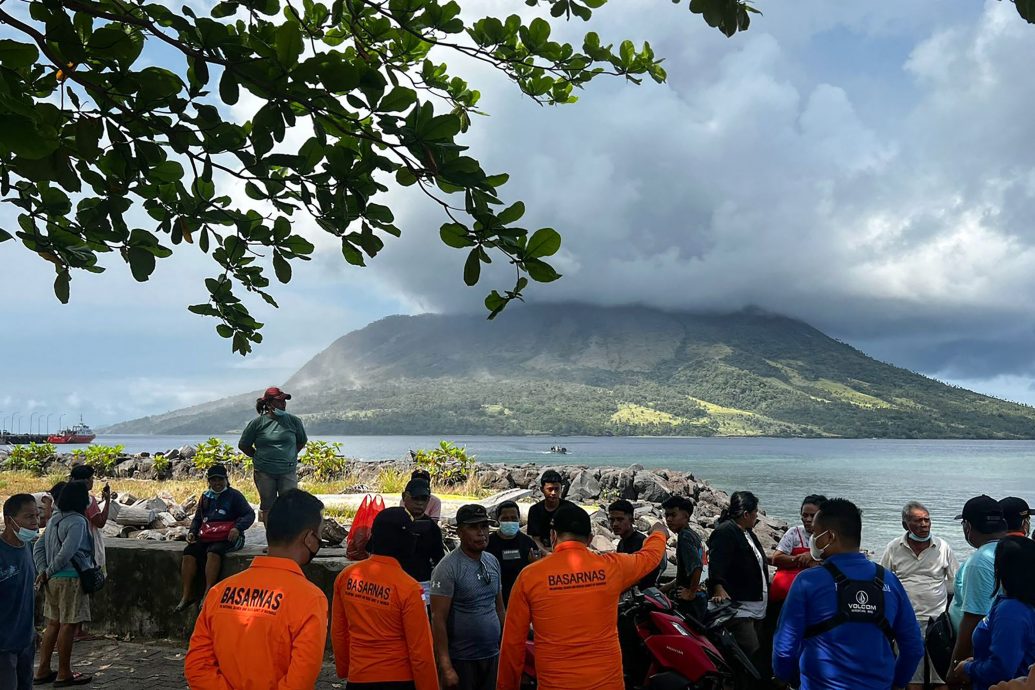 印尼火山爆发引居民惊慌 拯救人员争分夺秒疏散民众
