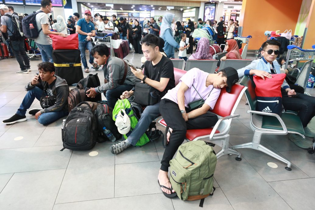 印尼火山爆发逾万人撤离 区域航班大受影响