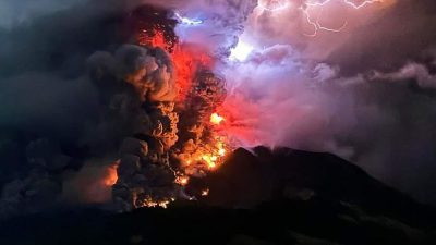 印尼火山爆发逾万人撤离  区域航班大受影响