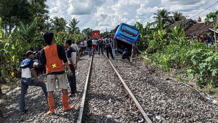 印尼火车与巴士相撞事故  已致5死15伤