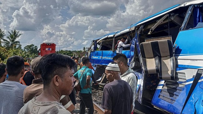 印尼火车与巴士相撞事故  已致5死15伤