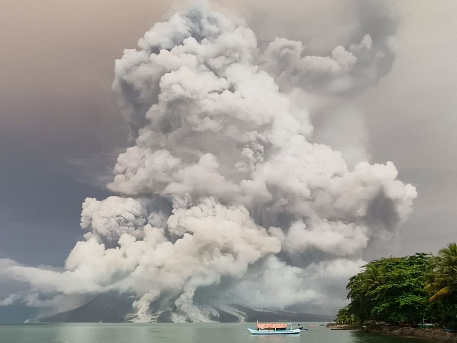 印尼鲁仰火山再度大规模喷发 喷烟高达19公里  此前喷发影响东马航班