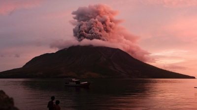 印尼鲁仰火山再次爆发   当局仍维持最高警戒级别