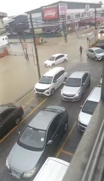 双溪毛糯新村闪电水灾 至少8辆车泡水