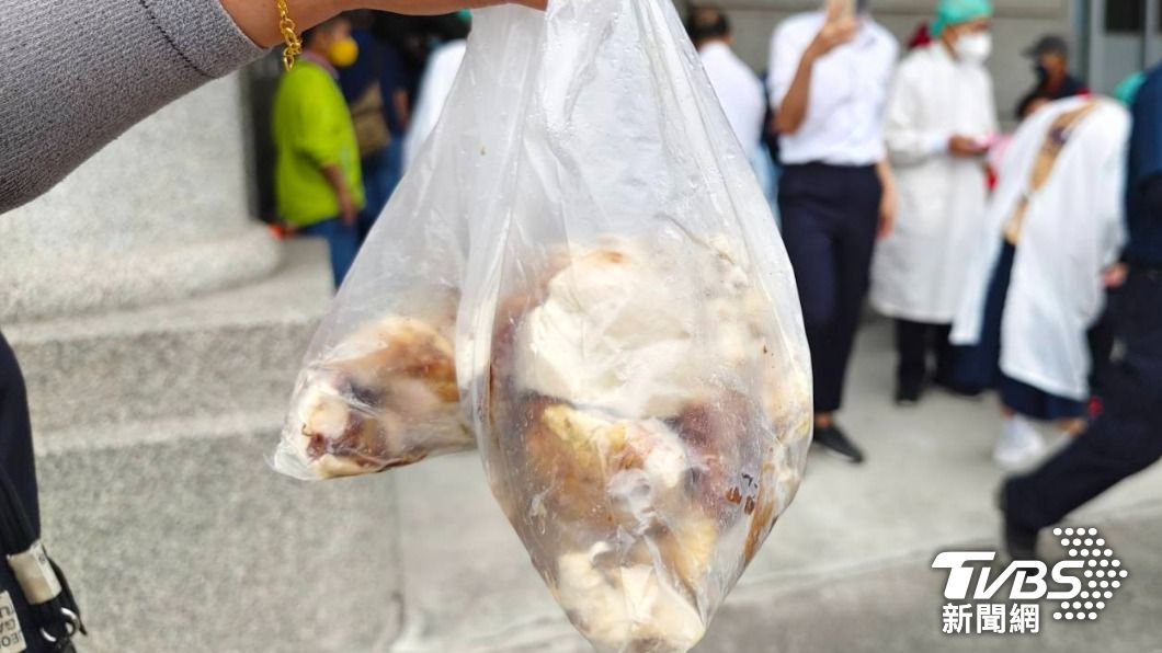 台南吃瓮窑鸡25人疑食物中毒 1人吐到滑倒骨折