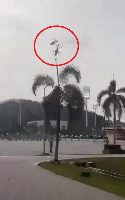 国防卫队2台直升机 飞行中碰撞坠机！