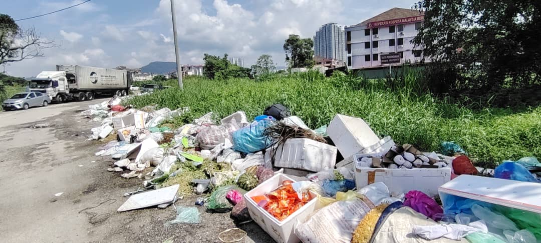 大都会/封面头/吉隆坡批发公市数百个垃圾桶离奇消失 垃圾堆形成沿岸线奇景 