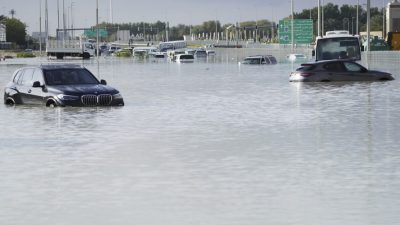 迪拜阿联酋罕见暴雨成灾   专家：全球暖化所致