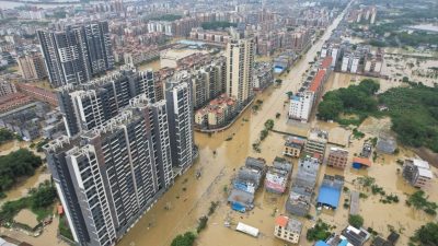 多栋住宅掩埋   11万人撤离  广东百年洪灾4死10失踪