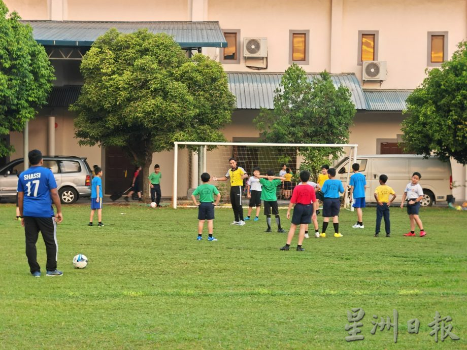 天气热不鼓励户外活动 学校体育课外活动室内外并用