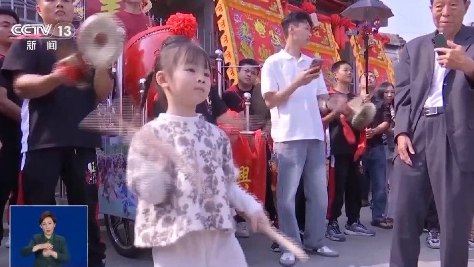 央视评5岁女孩和英歌队互动：激昂鼓点背后是优秀传统文化的传承