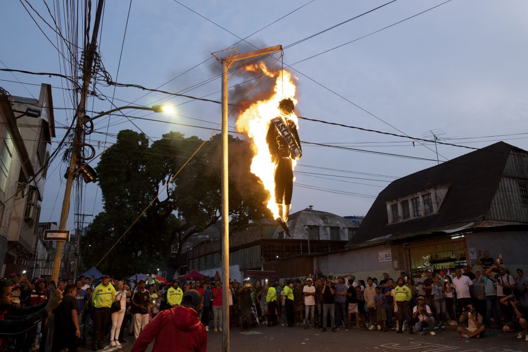 委内瑞拉庆祝复活节 民众焚烧政治人物人偶
