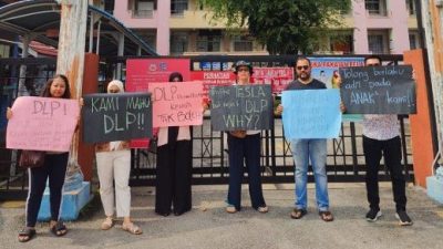家长抗议校方缩减双语课程计划 在校门口外举牌示威