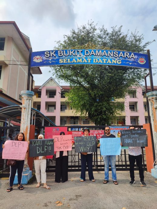 家长抗议校方缩减双语课程计划 在校门口外举牌示威