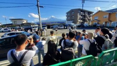 富士山“绝美拍照点”恐消失！ 游客打卡惹怒居民 架黑网全遮掉