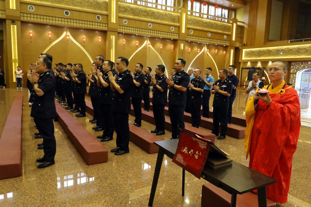 *已签发*柔：新闻：佛光山新马寺举办，柔110警务人员参与警察日祈福会