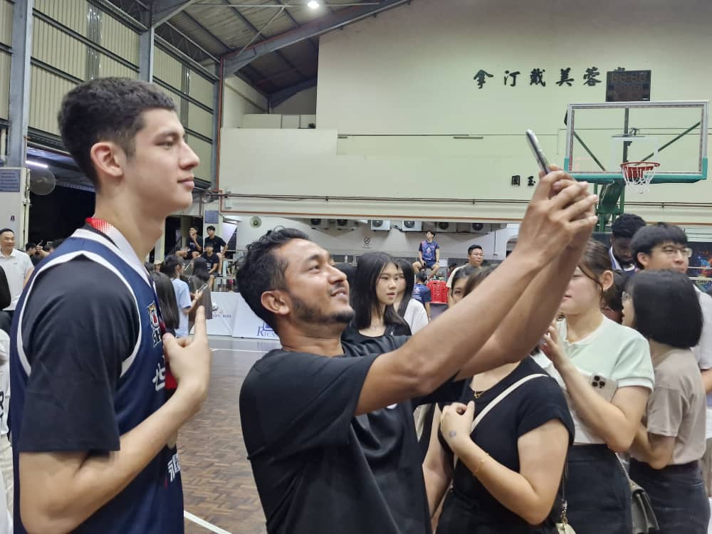 *已签发*柔：新闻：陈诗圣杯男子篮球邀请赛  台湾世新大学夺下冠军宝座