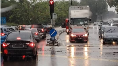 视频 | 銮午间大雨令多条道路积水   导致交通堵塞